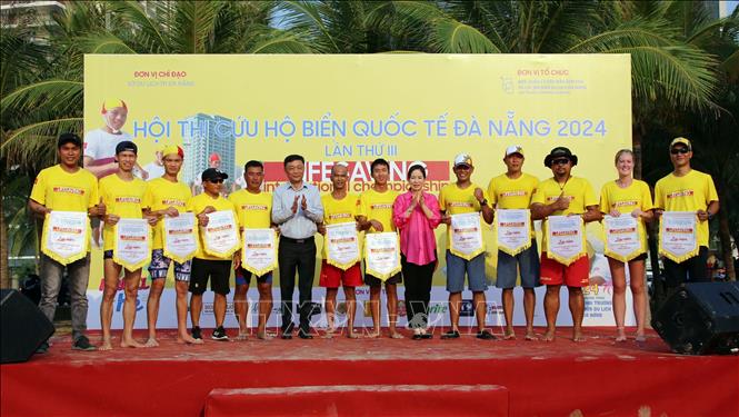 Ban Tổ chức trao cờ lưu niệm cho các đội dự giải. Ảnh: Trần Lê Lâm – TTXVN 