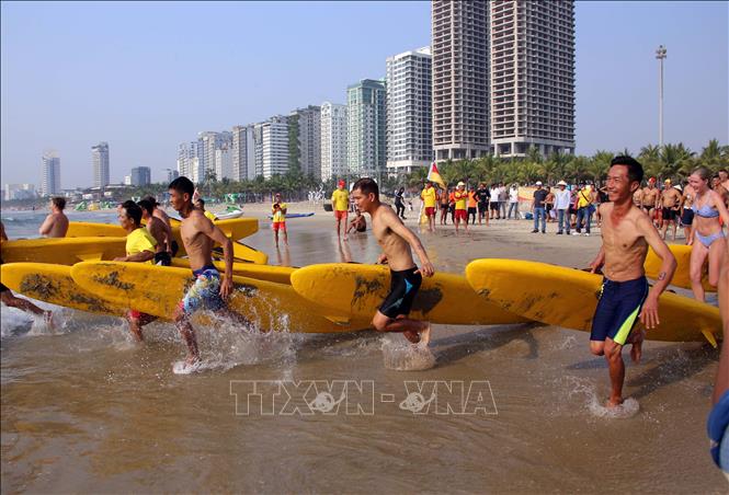 Các vận động viên xuất phát tranh tài bơi ván cứu hộ tiếp sức trên biển. Ảnh: Trần Lê Lâm – TTXVN 