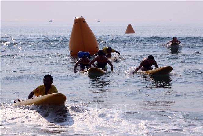 Các vận động viên tranh tài bơi ván cứu hộ trên biển. Ảnh: Trần Lê Lâm – TTXVN 
