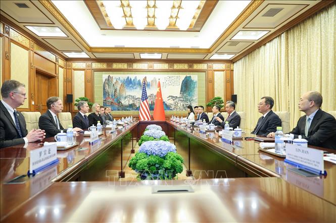 Bộ trưởng Ngoại giao Trung Quốc Vương Nghị (thứ 3, phải) trong cuộc gặp người đồng cấp Mỹ Antony Blinken (thứ 3, trái) tại Bắc Kinh, ngày 26/4/2024. Ảnh: THX/TTXVN