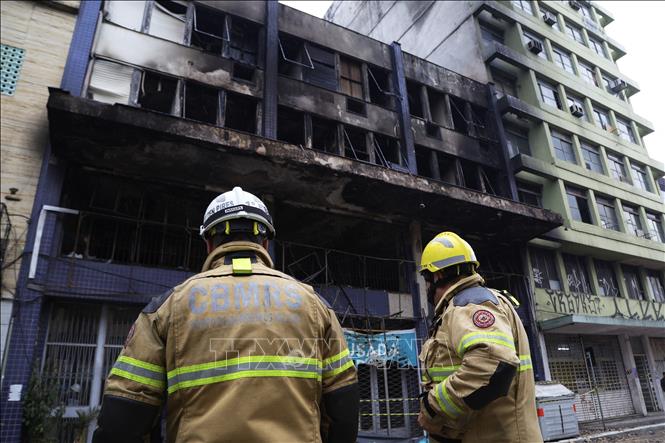 Lính cứu hỏa làm nhiệm vụ tại hiện trường vụ cháy, ngày 26/4/2024. Ảnh: AFP/TTXVN