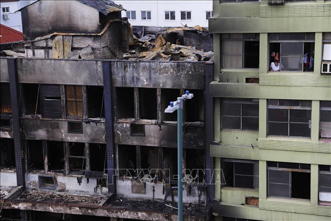 Hiện trường vụ cháy tòa khách sạn cũ ở Porto Alegre, Brazil, ngày 26/4/2024. Ảnh: AFP/TTXVN