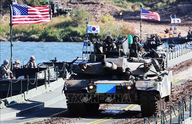 Binh sĩ Mỹ-Hàn Quốc tham gia cuộc tập trận vượt sông tại Yeoju, cách Seoul (Hàn Quốc) khoảng 60km về phía Đông Nam. Ảnh: Yonhap/TTXVN