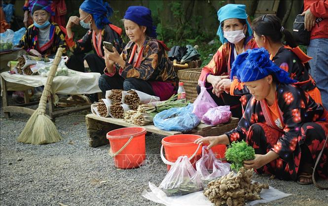 Farming products on sales at Xa Nhe kermis in Tua Chua. VNA Photo: Xuân Tư