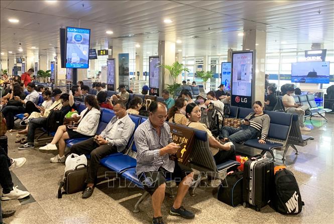 Khách chờ máy bay tại ga trong nước, Cảng hàng không Quốc tế Tân Sơn Nhất.
Ảnh: Hồng Đạt - TTXVN
