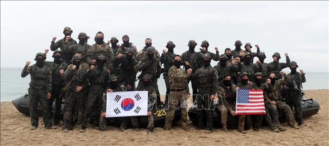 Binh sĩ Mỹ-Hàn Quốc tham gia cuộc tập trận hải quân trên vùng biển ngoài khơi Yangyang, cách Seoul (Hàn Quốc) 150km về phía Đông Bắc. Ảnh: Yonhap/TTXVN