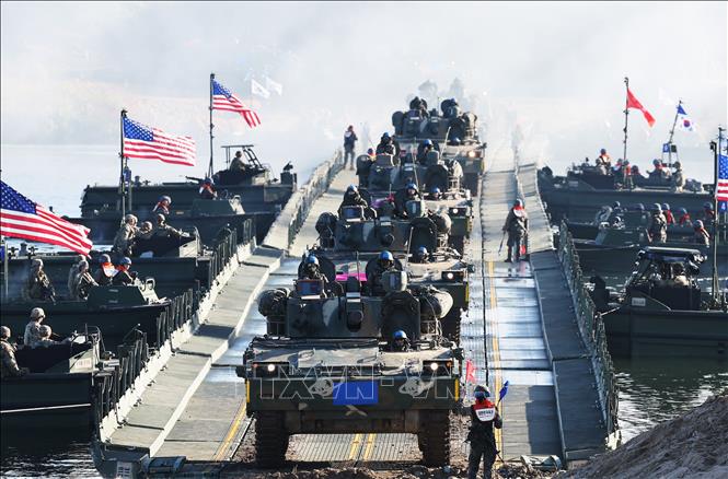Binh sĩ Mỹ-Hàn Quốc tham gia cuộc tập trận vượt sông tại Yeoju, cách Seoul (Hàn Quốc) khoảng 60km về phía Đông Nam. Ảnh: Yonhap/TTXVN