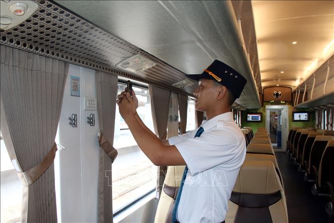 Hành khách có thể quét mã QR để đặt món ăn trên tàu. Ảnh: Tiến Lực - TTXVN