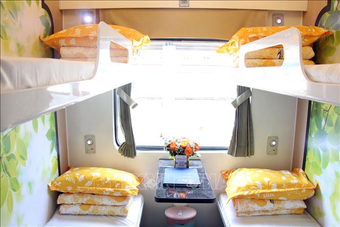 Toa xe giường nằm thiết kế sang trọng, bố trí đèn đọc sách, tích hợp sạc điện thoại và được trang bị nệm, chăn, ga, gối, rèm cửa mới. Ảnh: Tiến Lực - TTXVN