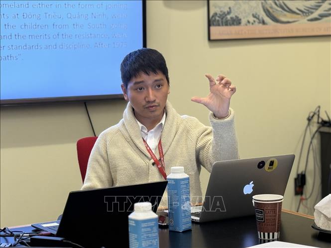 Tiến sĩ Lê Nam Trung Hiếu đang thuyết trình tại hội thảo. Ảnh: Kiều Trang, PVTTXVN tại Washington D.C, Mỹ