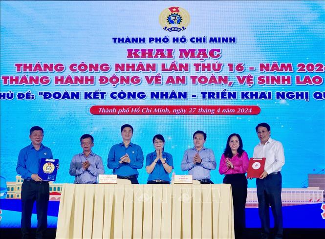 Đại diện Liên đoàn Lao động Thành phố Hồ Chí Minh ký kết cùng các doanh nghiệp đồng hành sự kiện. Ảnh: Mỹ Phương – TTXVN.
