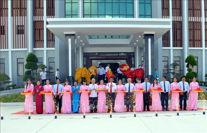Cắt băng khánh thành Trung tâm hành chính mới huyện Mỹ Xuyên (Sóc Trăng). Ảnh: Trung Hiếu-TTXVN
