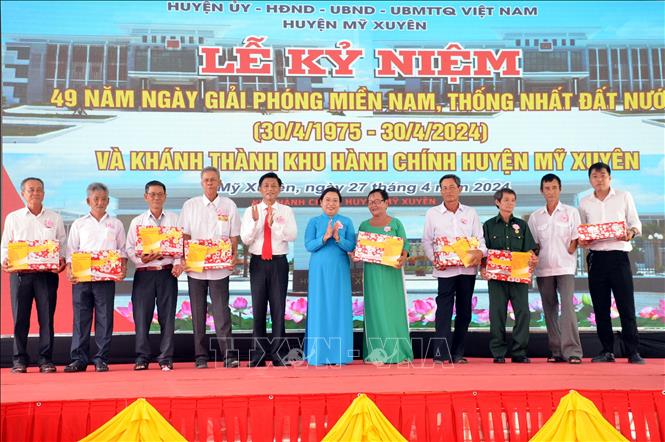 Lãnh đạo Tỉnh ủy Sóc Trăng trao tặng quà gia đình chính sách tại huyện Mỹ Xuyên. Ảnh: Trung Hiếu-TTXVN