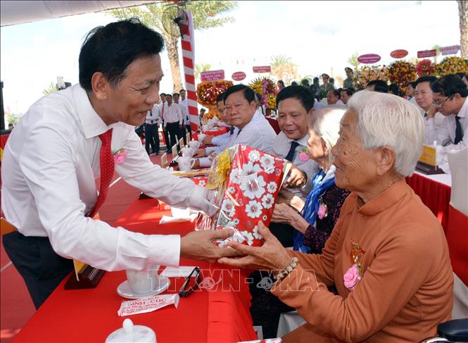 Bí thư Tỉnh ủy Sóc Trăng Lâm Văn Mẫn tặng quà mẹ Việt Nam Anh hùng tại huyện Mỹ Xuyên. Ảnh: Trung Hiếu-TTXVN