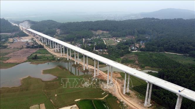 Cầu Thần Vũ 2 cùng cầu Ồ Ồ nằm ở phía nam hầm Thần Vũ trên tuyến cao tốc Diễn Châu-Bãi Vọt. Ảnh: Huy Hùng - TTXVN 