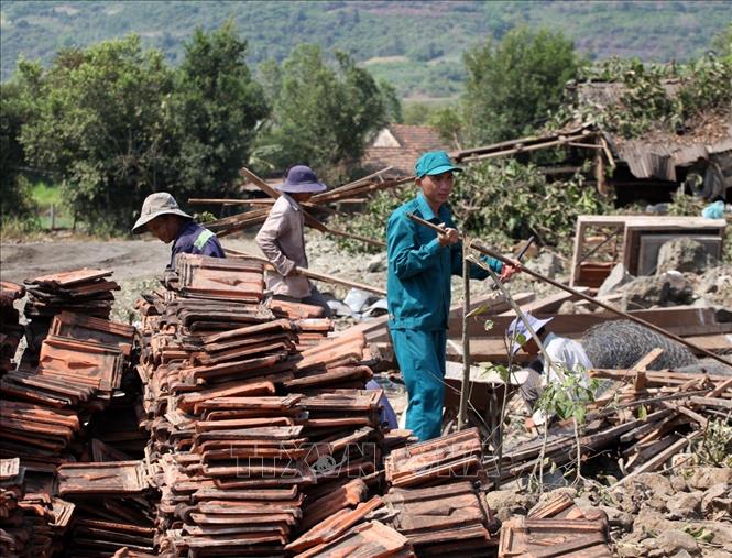 Lực lượng dân quân tự vệ xã An Hiệp (huyện Tuy An, tỉnh Phú Yên) hỗ trợ người dân di chuyển nhà ở để thi công cao tốc Bắc - Nam. Ảnh: Xuân Triệu - TTXVN