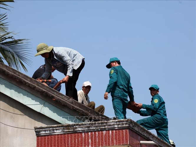 Lực lượng dân quân tự vệ xã An Hiệp (huyện Tuy An, tỉnh Phú Yên) hỗ trợ người dân di chuyển nhà ở để thi công cao tốc Bắc - Nam. Ảnh: Xuân Triệu - TTXVN