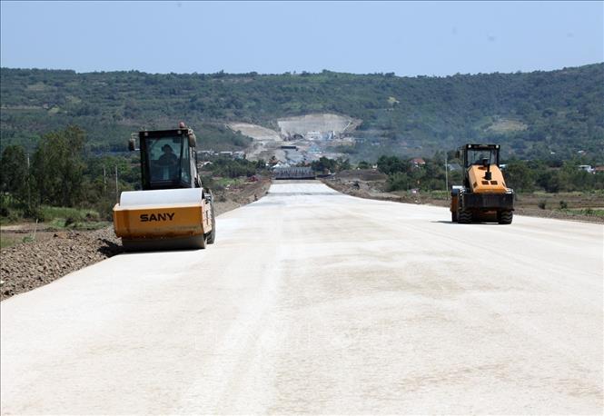 Hơn 9km tại gói thầu XL01 dự án Chí Thạnh - Vân Phong đang rải đá, lu lèn để chuẩn bị thảm bê tông nhựa. Ảnh: Xuân Triệu - TTXVN