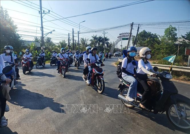 Sinh viên trường Đại học Nông Lâm thành phố Hồ Chí Minh thực hiện các hoạt động chung tay phòng chống bệnh dại tại huyện Đức Huệ, Long An. Ảnh: Đức Hạnh - TTXVN 