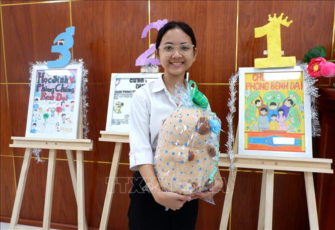 Em Nguyễn Uyên Phương, lớp 9/1, Trung học cơ sở Mỹ Thạnh Tây, huyện Đức Huệ, đạt giải nhất cuộc thi vẽ tranh cổ động về “Phòng chống bệnh dại dưới góc nhìn học sinh”. Ảnh: Đức Hạnh - TTXVN 