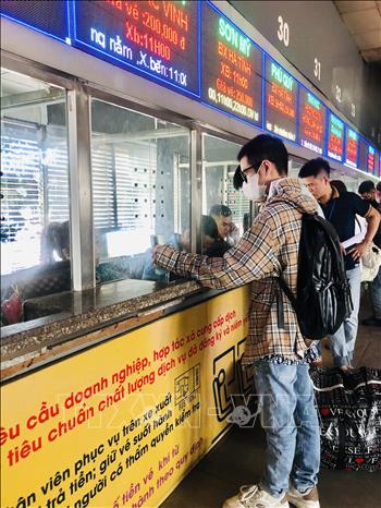 Hành khách mua vé tại Bến xe Nước Ngầm ngày 27/4/2024 Ảnh: Tuyết Mai - TTXVN 