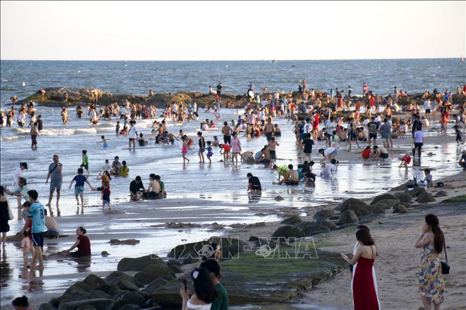 Bãi biển Thương Chánh, thành phố Phan Thiết (Bình Thuận) đông nghịt du khách tắm biển trong ngày nghỉ lễ đầu tiên. Ảnh: Nguyễn Thanh - TTXVN