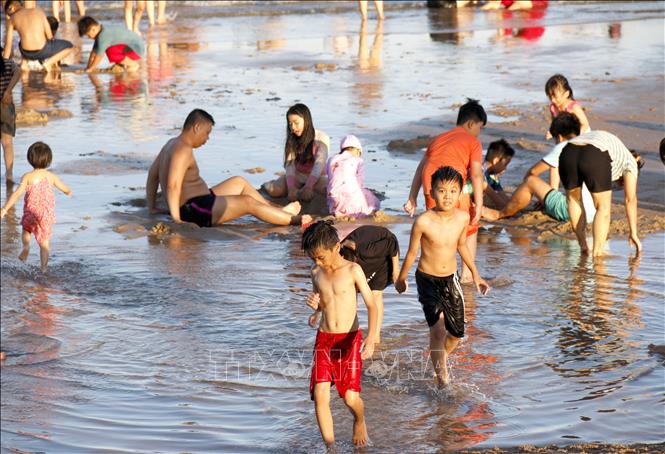 Do thời tiết nắng nóng nên nhu cầu đi du lịch nghỉ dưỡng ở tuyến biển tăng cao.Ảnh: Nguyễn Thanh - TTXVN