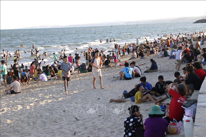 Bãi biển Đồi Dương, thành phố Phan Thiết (Bình Thuận) đông nghịt du khách tắm biển trong ngày nghỉ lễ đầu tiên.Ảnh: Nguyễn Thanh - TTXVN