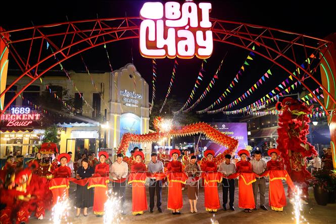 Các đại biểu cắt băng khai trương tuyến phố đi bộ Bãi Cháy. Ảnh: Đức Hiếu - TTXVN