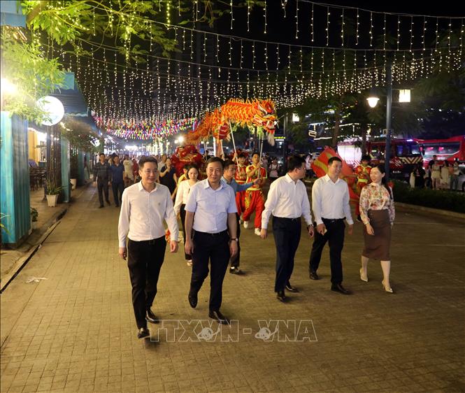 Lãnh đạo thành phố Hạ Long cùng tham quan tuyến phố đi bộ Bãi Cháy. Ảnh: Đức Hiếu - TTXVN