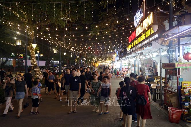 Tuyến phố đi bộ Bãi Cháy thu hút đông đảo người dân và du khách trong ngày đầu khai trương. Ảnh: Đức Hiếu - TTXVN

