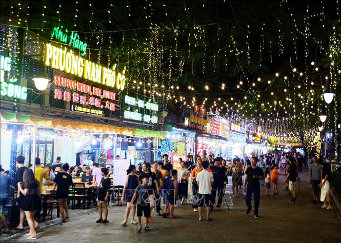 Tuyến phố đi bộ Bãi Cháy thu hút đông đảo người dân và du khách trong ngày đầu khai trương. Ảnh: Đức Hiếu - TTXVN
