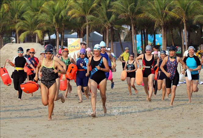 Các vận động viên nữ tranh tài cự ly 1000m bơi biển. Ảnh: Trần Lê Lâm - TTXVN 