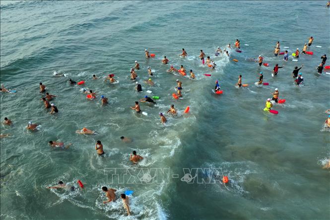 Các vận động viên nam vượt sóng tranh tài cự ly 2000m bơi biển. Ảnh: Trần Lê Lâm - TTXVN 