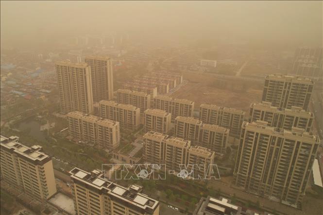 (Tư liệu) Bão cát bao phủ tại tỉnh Sơn Đông, Trung Quốc. Ảnh: AFP/TTXVN