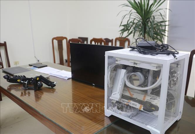 Tang vật trong đường dây tội phạm xuyên quốc gia truyền bá văn hóa phẩm đồi trụy bị thu giữ. Ảnh: TTXVN phát
