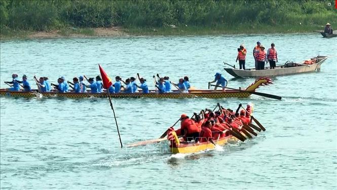 Lễ hội đua thuyền truyền thống trên sông Son thu hút 200 vận động viên của 7 thuyền bơi nam và 3 thuyền đua nữ đến từ các xã, thị trấn của huyện Bố Trạch. Ảnh: Tá Chuyên - TTXVN