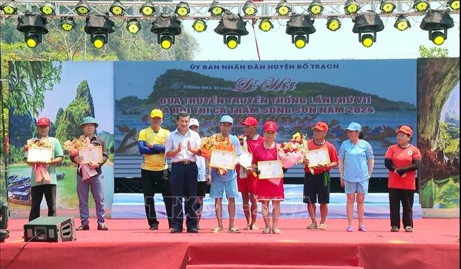 Ban tổ chức trao giải Nhất nội dung đua thuyền nam và nữ. Ảnh: Tá Chuyên - TTXVN