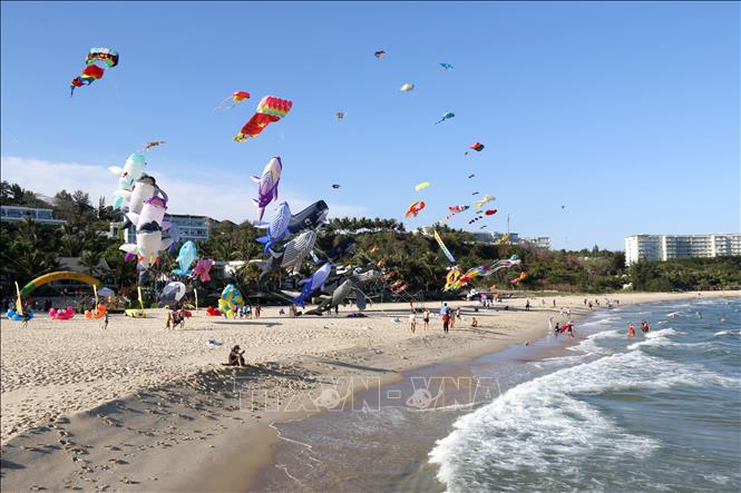 Những cánh diều nghộ nghĩnh, nhiều màu sắc bay trên bầu trời Phan Thiết. Ảnh: Nguyễn Thanh - TTXVN