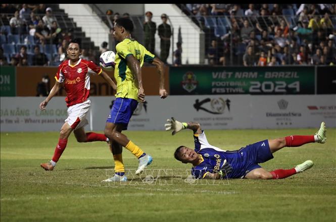 Vietnamese and Brazilian players fight for the ball during a friendly match. VNA Photo: Trần Lê Lâm