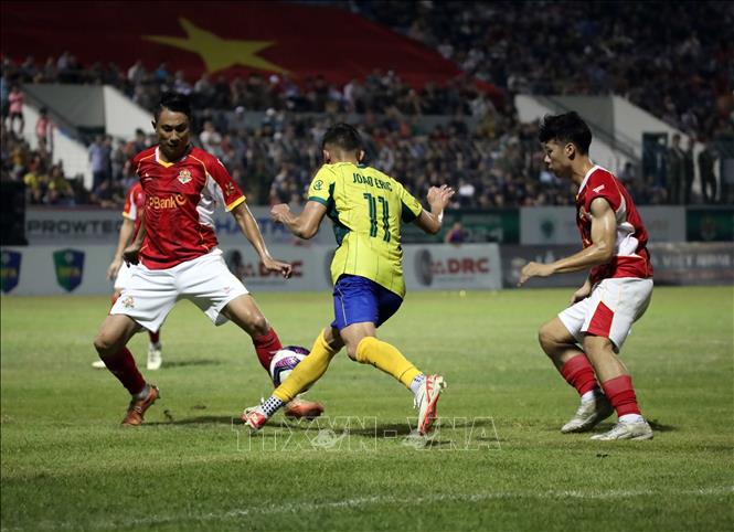 Vietnamese and Brazilian players fight for the ball during a friendly match. VNA Photo: Trần Lê Lâm