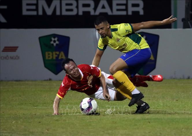 Vietnamese and Brazilian players fight for the ball during a friendly match. VNA Photo: Trần Lê Lâm