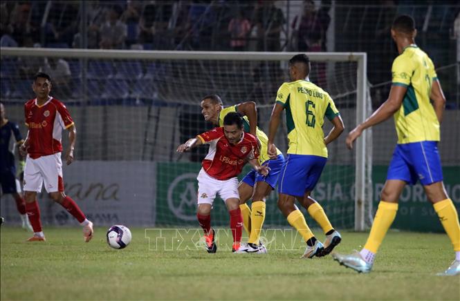 Vietnamese and Brazilian players fight for the ball during a friendly match. VNA Photo: Trần Lê Lâm