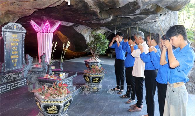 Đoàn viên thanh niên huyện Kiên Lương thấp hương tại Khu di tích lịch sử, thắng cảnh núi Moso nhân kỷ niệm 49 năm Ngày Giải phóng miền Nam, thống nhất đất nước. Ảnh: Văn Sĩ - TTXVN