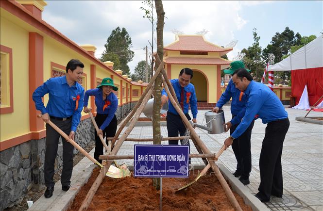 Bí thư TƯ Đoàn, Chủ tịch TƯ Hội sinh viên Việt Nam Nguyễn Minh Triết cùng lãnh đạo Tỉnh đoàn một số tỉnh trồng cây lưu niệm tại Đền thờ các Anh hùng liệt sĩ huyện Giang Thành. Ảnh: Văn Sĩ - TTXVN
