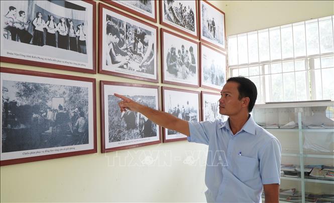 Những hình ảnh về quá trình chống giặc gian khổ của quân và dân Thanh Mỹ được lưu giữ tại Trung tâm văn hóa học tập cộng đồng xã Thanh Mỹ. Ảnh: Nhựt An - TTXVN