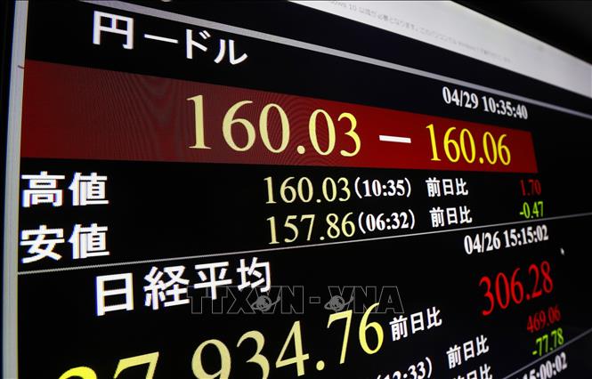 Bảng điện tử tại Tokyo hiển thị tỷ giá đồng yen ở mức thấp kỷ lục mới so với đồng USD trong 34 năm, ngày 29/4/2024. Ảnh: Kyodo/TTXVN 