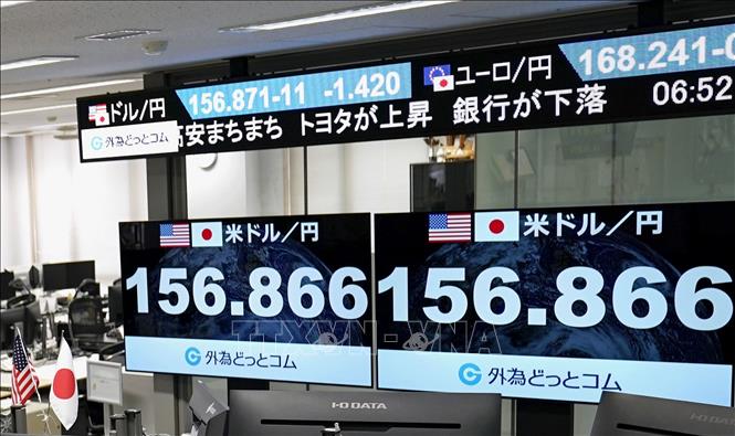 Bảng điện tử tại Tokyo hiển thị tỷ giá đồng yen ở mức 156 yen đổi 1 USD, sau khi xuống mức thấp kỷ lục mới trong 34 năm (160 yen/USD), ngày 29/4/2024. Ảnh: Kyodo/TTXVN