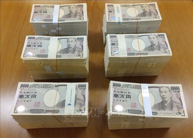 Đồng tiền mệnh giá 10.000 yen tại thành phố Yokosuka, quận Kanagawa (Nhật Bản). Ảnh: AFP/TTXVN