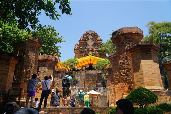 Bên ngoài Tháp Bà Ponnagar. Ảnh: TTXVN phát 